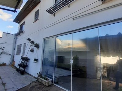 Casa à venda com 254m², 3 quartos, 1 suíte, 4 vagas no bairro Medianeira em Porto Alegre - Foto 14