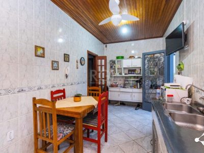 Casa à venda com 240m², 3 quartos, 1 suíte, 3 vagas no bairro Cristal em Porto Alegre - Foto 3