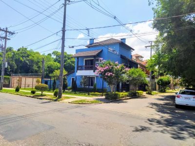 Casa à venda com 248m², 3 quartos, 1 suíte, 2 vagas no bairro Ipanema em Porto Alegre - Foto 2