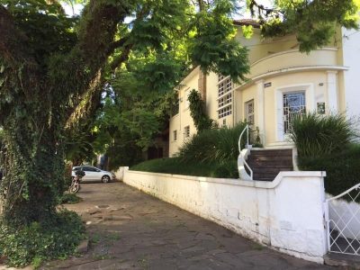 Casa à venda com 485m², 5 quartos, 1 suíte, 1 vaga no bairro Petrópolis em Porto Alegre - Foto 2