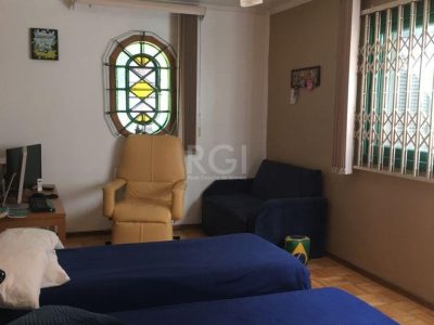 Casa à venda com 354m², 3 quartos, 2 suítes, 4 vagas no bairro Ipanema em Porto Alegre - Foto 4