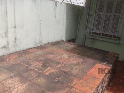 Casa à venda com 75m², 2 quartos, 1 vaga no bairro Santana em Porto Alegre - Foto 2