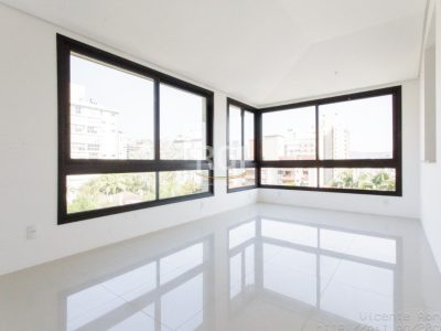 Apartamento à venda com 75m², 2 quartos, 1 suíte, 3 vagas no bairro Petrópolis em Porto Alegre - Foto 2