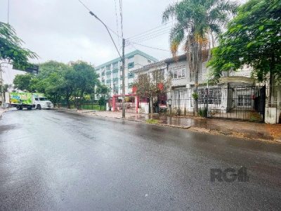 Casa à venda com 252m², 3 quartos, 1 suíte, 3 vagas no bairro Menino Deus em Porto Alegre - Foto 16