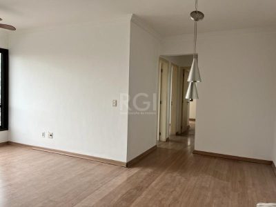 Apartamento à venda com 70m², 3 quartos, 1 suíte, 1 vaga no bairro São Geraldo em Porto Alegre - Foto 3