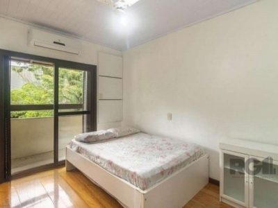 Casa à venda com 264m², 4 quartos, 1 suíte, 3 vagas no bairro Santo Antônio em Porto Alegre - Foto 14