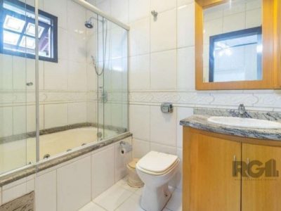 Casa à venda com 264m², 4 quartos, 1 suíte, 3 vagas no bairro Santo Antônio em Porto Alegre - Foto 17