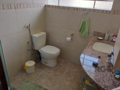 Casa à venda com 330m², 4 quartos, 1 suíte, 3 vagas no bairro Santo Antônio em Porto Alegre - Foto 5