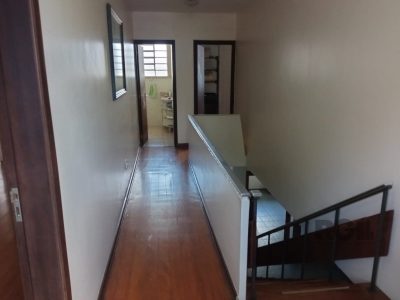 Casa à venda com 330m², 4 quartos, 1 suíte, 3 vagas no bairro Santo Antônio em Porto Alegre - Foto 4