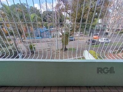 Casa à venda com 330m², 4 quartos, 1 suíte, 3 vagas no bairro Santo Antônio em Porto Alegre - Foto 2