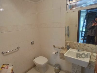 Casa à venda com 330m², 4 quartos, 1 suíte, 3 vagas no bairro Santo Antônio em Porto Alegre - Foto 18