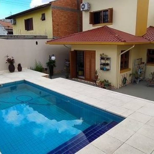 Casa à venda com 287m², 3 quartos, 1 suíte, 4 vagas no bairro Partenon em Porto Alegre - Foto 1