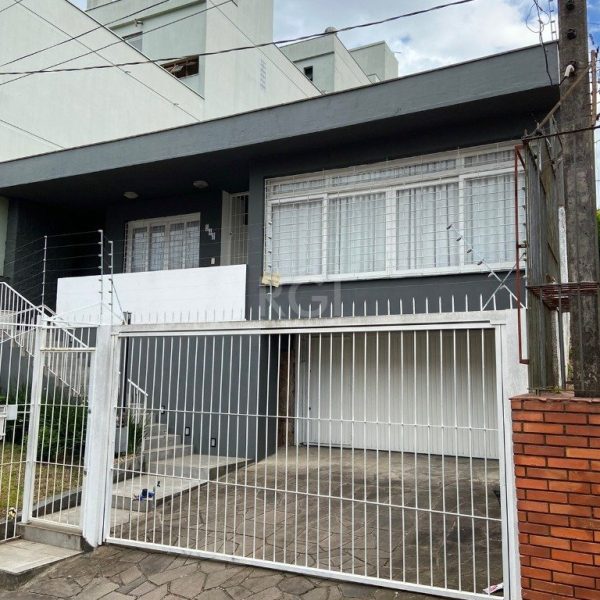 Casa à venda com 242m², 3 quartos, 1 suíte, 2 vagas no bairro Petrópolis em Porto Alegre - Foto 1