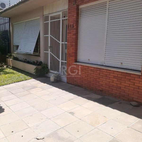 Casa à venda com 300m², 3 quartos, 1 suíte, 4 vagas no bairro Jardim Lindóia em Porto Alegre - Foto 1