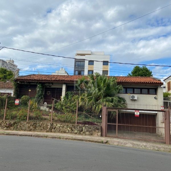 Casa à venda com 250m², 5 quartos, 1 suíte, 2 vagas no bairro Petrópolis em Porto Alegre - Foto 1