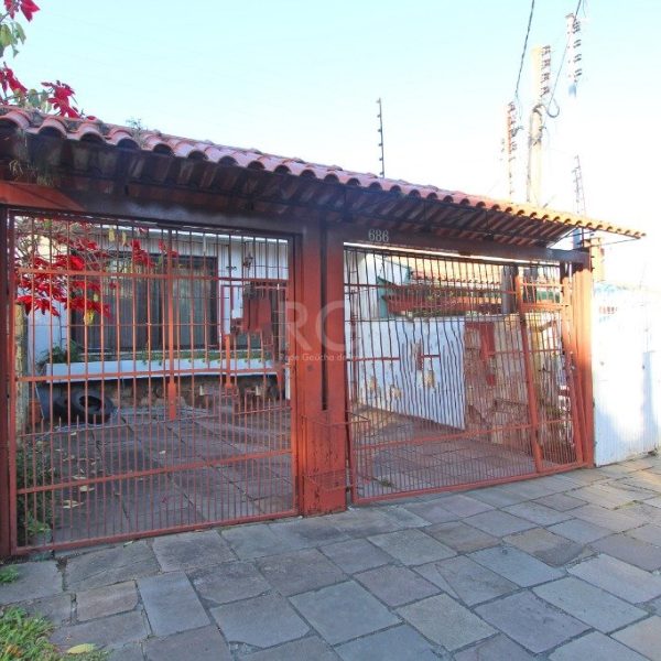 Casa à venda com 160m², 4 quartos, 1 suíte, 3 vagas no bairro Medianeira em Porto Alegre - Foto 1