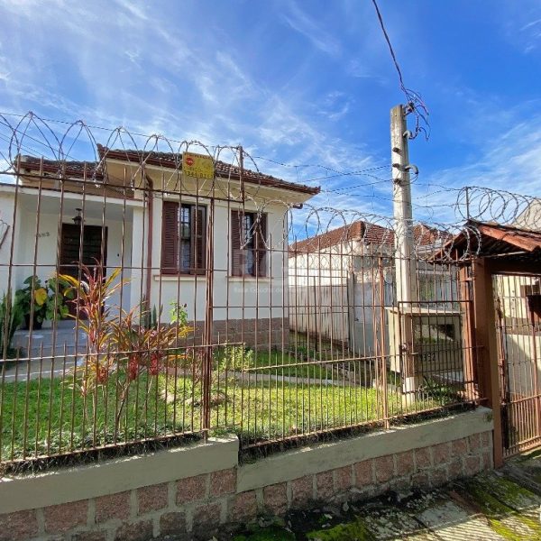 Casa à venda com 212m², 3 quartos, 2 vagas no bairro Medianeira em Porto Alegre - Foto 1