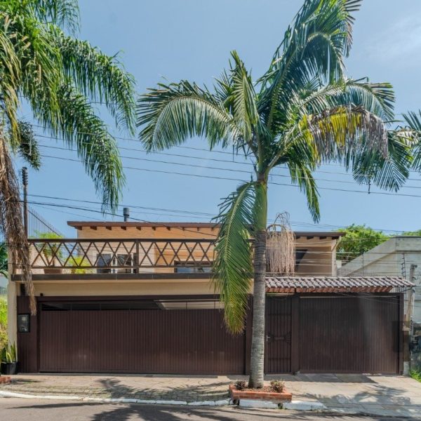 Casa à venda com 215m², 3 quartos, 1 suíte, 8 vagas no bairro Ipanema em Porto Alegre - Foto 1