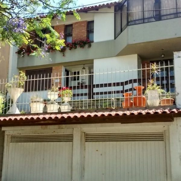 Casa à venda com 260m², 4 quartos, 1 suíte, 2 vagas no bairro Chácara das Pedras em Porto Alegre - Foto 1