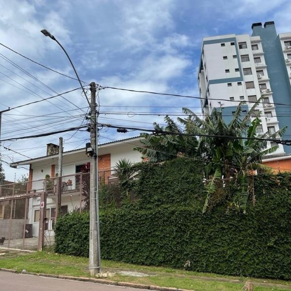 Casa à venda com 389m², 4 quartos, 1 suíte, 6 vagas no bairro Jardim do Salso em Porto Alegre - Foto 1