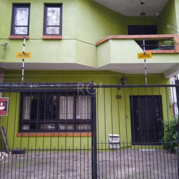 Casa à venda com 265m², 5 quartos, 2 suítes no bairro Floresta em Porto Alegre - Foto 1