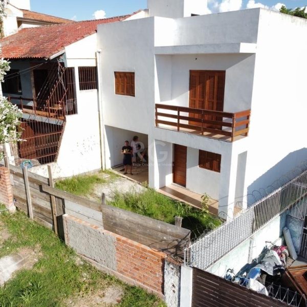 Casa à venda com 23m², 3 quartos, 1 suíte, 1 vaga no bairro Medianeira em Porto Alegre - Foto 1