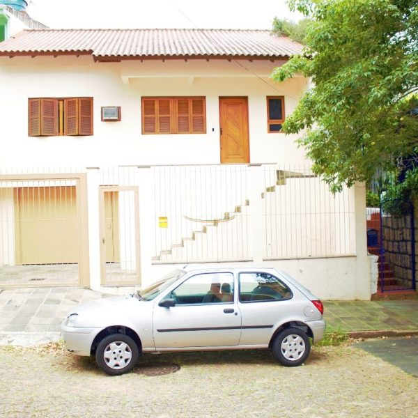 Casa à venda com 235m², 2 quartos, 3 vagas no bairro Medianeira em Porto Alegre - Foto 1