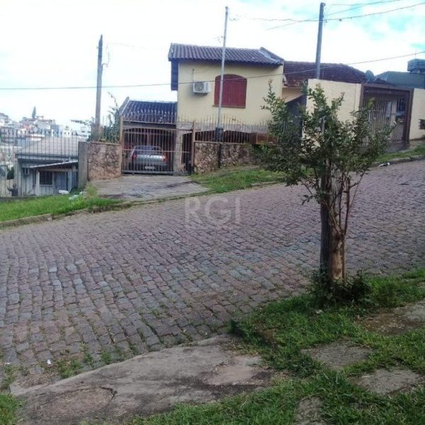 Casa à venda com 205m², 3 quartos, 1 suíte, 5 vagas no bairro Medianeira em Porto Alegre - Foto 1