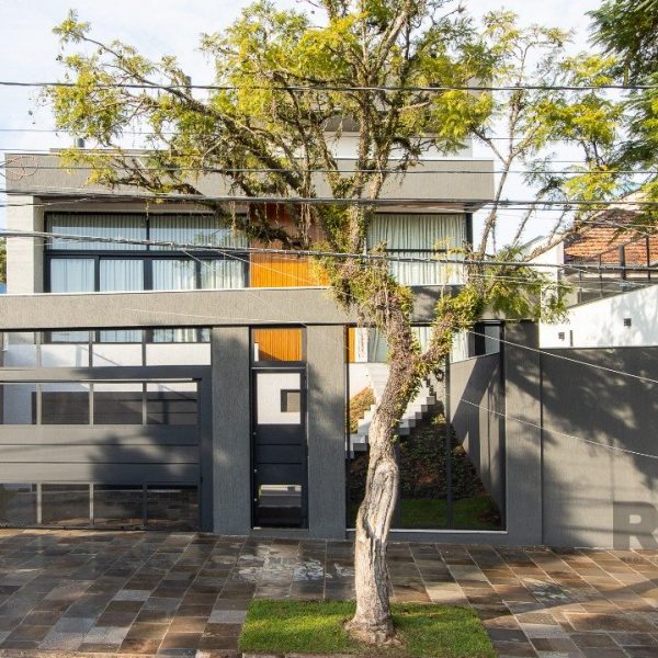 Casa à venda com 380m², 3 quartos, 3 suítes, 4 vagas no bairro Medianeira em Porto Alegre - Foto 1