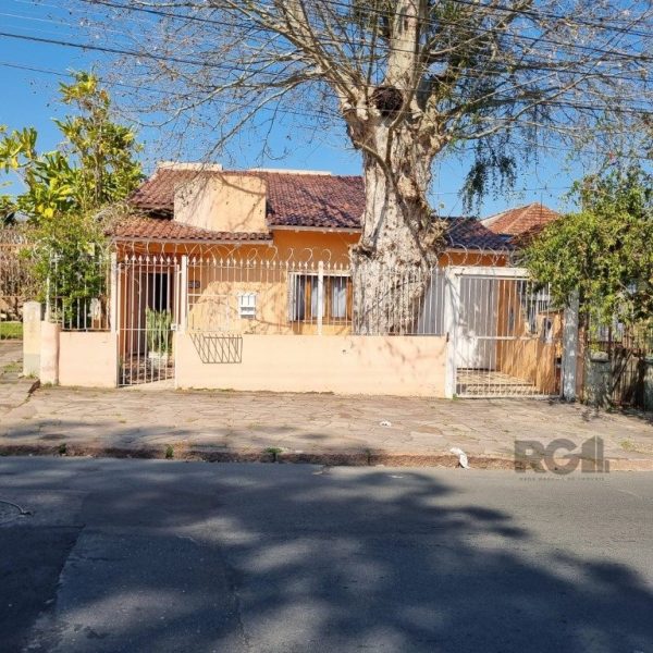 Casa à venda com 228m², 5 quartos, 1 suíte, 3 vagas no bairro Partenon em Porto Alegre - Foto 1