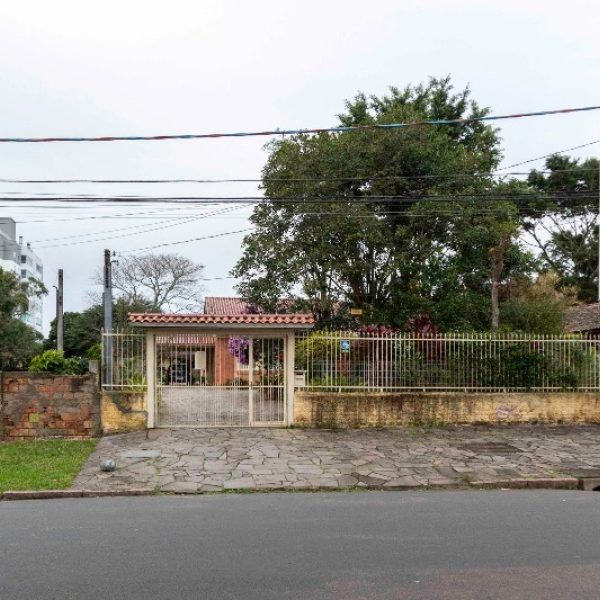 Casa à venda com 231m², 4 quartos, 1 suíte, 3 vagas no bairro Tristeza em Porto Alegre - Foto 1