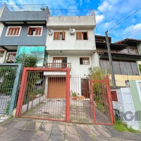 Casa à venda com 212m², 3 quartos, 1 suíte, 3 vagas no bairro Ipanema em Porto Alegre - Foto 1