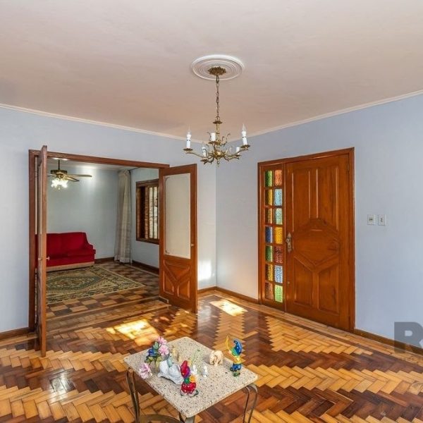 Casa à venda com 216m², 4 quartos, 1 suíte, 5 vagas no bairro Partenon em Porto Alegre - Foto 1