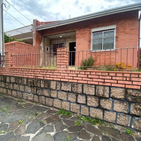 Casa à venda com 67m², 2 quartos, 2 vagas no bairro Passo d'Areia em Porto Alegre - Foto 1