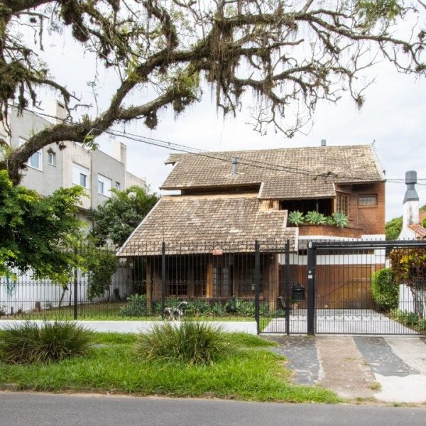 Casa à venda com 250m², 5 quartos, 2 suítes, 6 vagas no bairro Tristeza em Porto Alegre - Foto 1