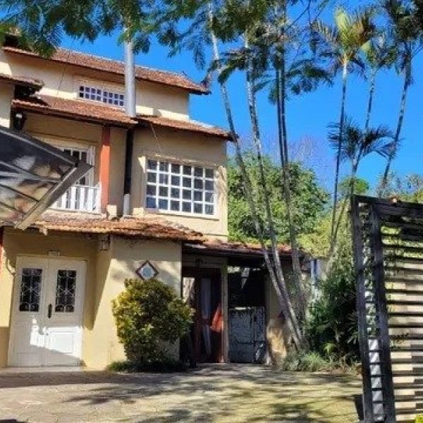 Casa à venda com 245m², 4 quartos, 1 suíte, 1 vaga no bairro Tristeza em Porto Alegre - Foto 1