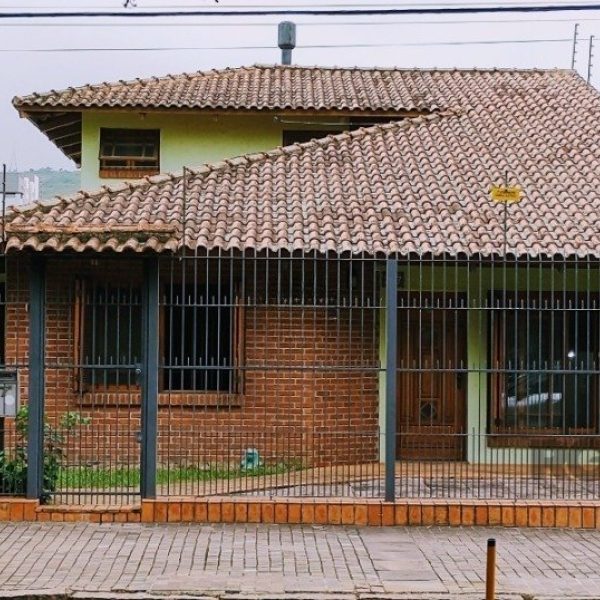 Casa à venda com 280m², 3 quartos, 2 suítes, 8 vagas no bairro Partenon em Porto Alegre - Foto 1