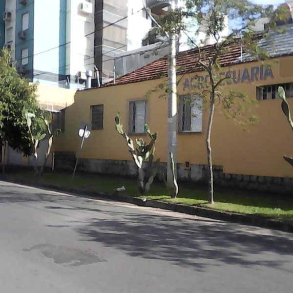 Casa à venda com 300m², 3 quartos, 2 vagas no bairro Partenon em Porto Alegre - Foto 1