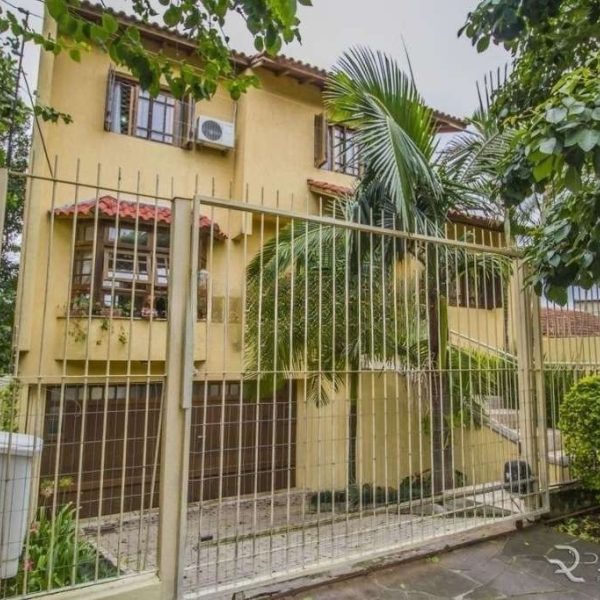 Casa à venda com 222m², 4 quartos, 1 suíte, 3 vagas no bairro Medianeira em Porto Alegre - Foto 1