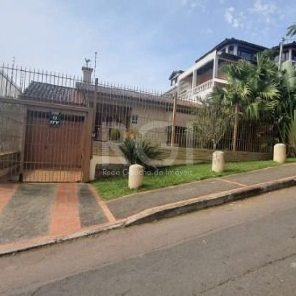 Casa à venda com 228m², 4 quartos, 3 suítes, 4 vagas no bairro Tristeza em Porto Alegre - Foto 1