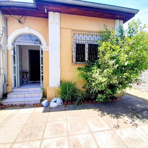 Casa à venda com 366m², 3 quartos, 2 vagas no bairro Medianeira em Porto Alegre - Foto 1