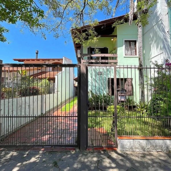 Casa à venda com 178m², 3 quartos, 1 suíte, 4 vagas no bairro Santana em Porto Alegre - Foto 1