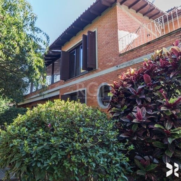 Casa à venda com 347m², 4 quartos, 2 suítes, 5 vagas no bairro Medianeira em Porto Alegre - Foto 1