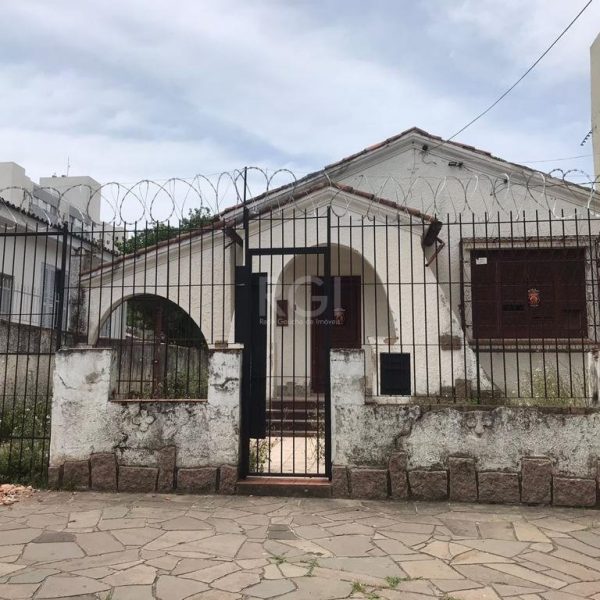 Casa à venda com 264m², 3 quartos, 3 vagas no bairro Medianeira em Porto Alegre - Foto 1