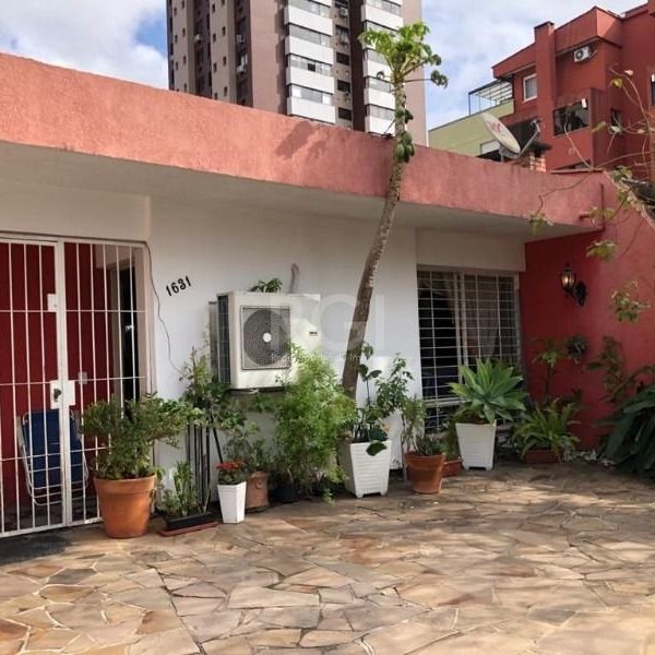 Casa à venda com 200m², 3 quartos, 1 suíte, 2 vagas no bairro Chácara das Pedras em Porto Alegre - Foto 1