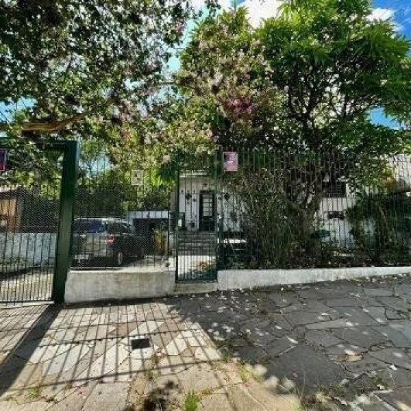 Casa à venda com 250m², 2 quartos, 1 suíte, 2 vagas no bairro Partenon em Porto Alegre - Foto 1