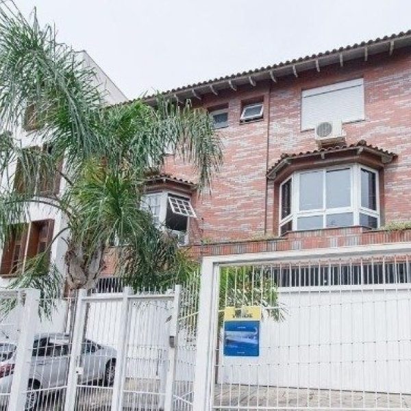 Casa à venda com 157m², 3 quartos, 1 suíte, 4 vagas no bairro Chácara das Pedras em Porto Alegre - Foto 1