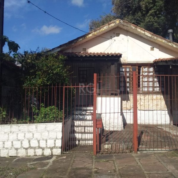 Casa à venda com 176m², 4 quartos, 1 suíte, 2 vagas no bairro Medianeira em Porto Alegre - Foto 1