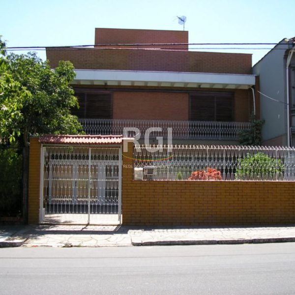 Casa à venda com 524m², 5 quartos, 1 suíte, 6 vagas no bairro Medianeira em Porto Alegre - Foto 1