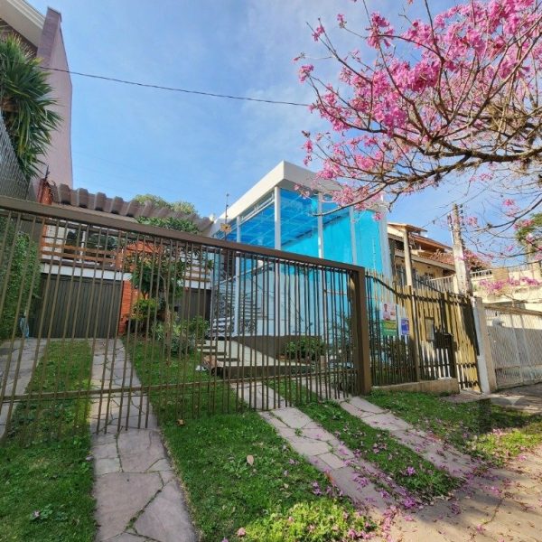 Casa à venda com 255m², 3 quartos, 1 suíte, 4 vagas no bairro Chácara das Pedras em Porto Alegre - Foto 1